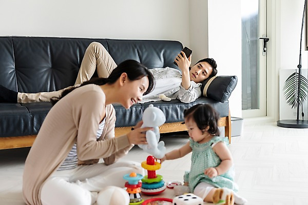 포토 JPG 전신 부부 응시 여자 남자 딸 인형 거실 가족 엄마 휴식 실내 미소 들기 사람 앉기 성인 옆모습 세명 30대 부모 소파 눕기 장난감 만지기 한국인 육아 아기 아빠 핵가족 주부 육아라이프 놀기 휴대폰금지 국내포토 라이프스타일 커플 시선 뷰포인트 컨셉 의자 관계 모션 표정 동양인 내부 장년 금지 파일형식