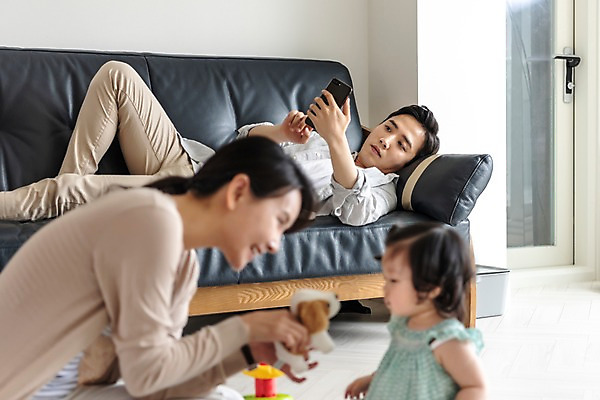 포토 JPG 부부 응시 여자 남자 딸 인형 거실 가족 엄마 휴식 실내 미소 들기 사람 앉기 상반신 성인 옆모습 세명 30대 부모 소파 눕기 장난감 터치 한국인 육아 아기 아빠 핵가족 주부 육아라이프 놀기 휴대폰금지 국내포토 라이프스타일 커플 시선 뷰포인트 컨셉 의자 관계 모션 표정 동양인 내부 장년 금지 파일형식