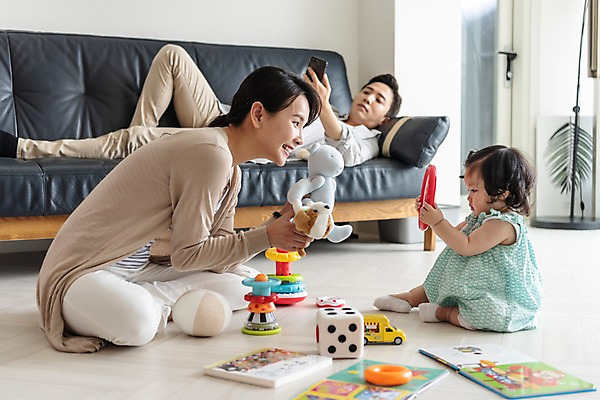 포토 JPG 전신 부부 응시 여자 남자 딸 인형 거실 가족 엄마 휴식 실내 미소 들기 사람 앉기 성인 옆모습 책 세명 30대 부모 소파 눕기 장난감 한국인 육아 아기 아빠 핵가족 주부 육아라이프 놀기 휴대폰금지 국내포토 라이프스타일 커플 시선 뷰포인트 컨셉 의자 관계 모션 표정 동양인 내부 장년 금지 파일형식