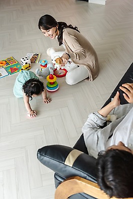 포토 JPG 전신 부부 응시 여자 남자 딸 인형 거실 가족 엄마 휴식 실내 미소 들기 사람 앉기 상반신 성인 앞모습 옆모습 책 세명 30대 스마트폰 부모 소파 눕기 장난감 한국인 육아 아기 잡기 아빠 핵가족 주부 육아라이프 기어가기 놀기 국내포토 라이프스타일 커플 시선 뷰포인트 컨셉 의자 관계 모션 표정 동양인 내부 장년 핸드폰 스마트기기 파일형식