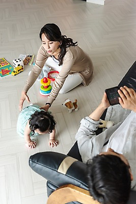 포토 JPG 전신 부부 여자 남자 딸 가족 엄마 휴식 실내 사람 성인 옆모습 책 세명 30대 스마트폰 부모 눕기 장난감 터치 한국인 육아 아기 잡기 아빠 핵가족 주부 육아라이프 기어가기 놀기 국내포토 라이프스타일 커플 뷰포인트 컨셉 관계 모션 동양인 내부 장년 핸드폰 스마트기기 파일형식