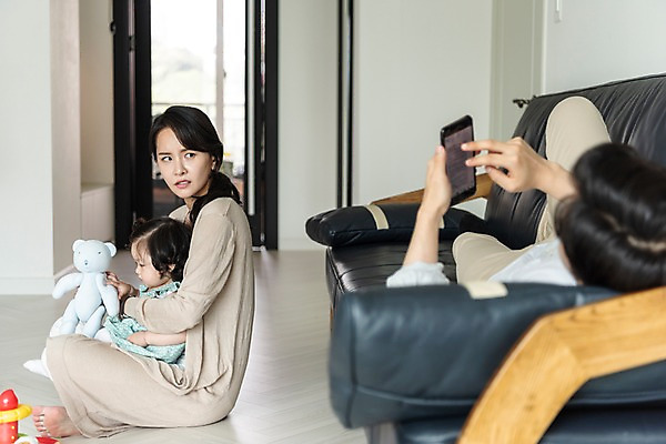 포토 JPG 전신 부부 여자 남자 딸 인형 가족 안기 엄마 휴식 실내 사람 앉기 성인 옆모습 뒷모습 세명 30대 스마트폰 부모 소파 눕기 장난감 만지기 터치 한국인 육아 분노 아기 찡그림 아빠 핵가족 주부 육아라이프 놀기 힘듦 국내포토 라이프스타일 커플 감정 뷰포인트 컨셉 의자 관계 모션 표정 동양인 내부 장년 핸드폰 스마트기기 파일형식