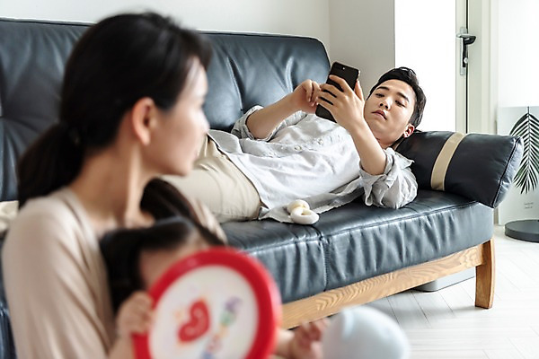 포토 JPG 부부 응시 여자 남자 딸 인형 거실 가족 안기 엄마 휴식 실내 피곤 들기 사람 앉기 상반신 성인 옆모습 세명 30대 스마트폰 부모 소파 눕기 장난감 한국인 육아 아기 아빠 핵가족 주부 육아라이프 놀기 힘듦 국내포토 라이프스타일 커플 시선 뷰포인트 컨셉 의자 관계 모션 동양인 내부 장년 핸드폰 스마트기기 파일형식