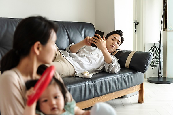 포토 JPG 부부 응시 여자 남자 딸 거실 가족 안기 엄마 휴식 실내 피곤 들기 사람 앉기 상반신 성인 옆모습 세명 30대 부모 소파 눕기 장난감 한국인 육아 아기 아빠 핵가족 주부 육아라이프 놀기 휴대폰금지 국내포토 라이프스타일 커플 시선 뷰포인트 컨셉 의자 관계 모션 동양인 내부 장년 금지 파일형식