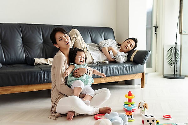 포토 JPG 전신 부부 여자 남자 딸 인형 거실 가족 안기 엄마 휴식 실내 사람 앉기 성인 옆모습 세명 30대 부모 소파 눕기 장난감 한국인 육아 아기 잠 찡그림 아빠 울음 핵가족 주부 육아라이프 놀기 힘듦 국내포토 라이프스타일 커플 뷰포인트 컨셉 의자 관계 모션 표정 동양인 내부 장년 파일형식