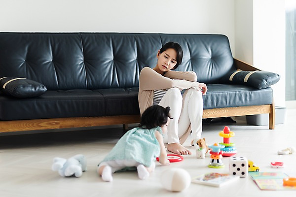 포토 JPG 전신 응시 여자 인형 쿠션 거실 가족 모녀 실내 사람 앉기 성인 두명 앞모습 뒷모습 책 30대 소파 장난감 기댐 한국인 육아 아기 주부 육아라이프 기어가기 시무룩 힘듦 여자만 싱글맘 국내포토 라이프스타일 시선 딸 뷰포인트 컨셉 의자 관계 모션 엄마 표정 동양인 내부 장년 파일형식