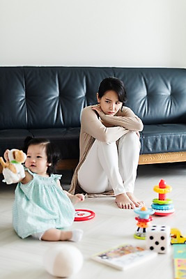 포토 JPG 전신 응시 여자 인형 거실 가족 모녀 실내 피곤 들기 사람 앉기 성인 두명 앞모습 옆모습 책 30대 소파 장난감 한국인 육아 아기 주부 육아라이프 놀기 시무룩 힘듦 여자만 싱글맘 국내포토 라이프스타일 시선 딸 뷰포인트 컨셉 의자 관계 모션 엄마 표정 동양인 내부 장년 파일형식