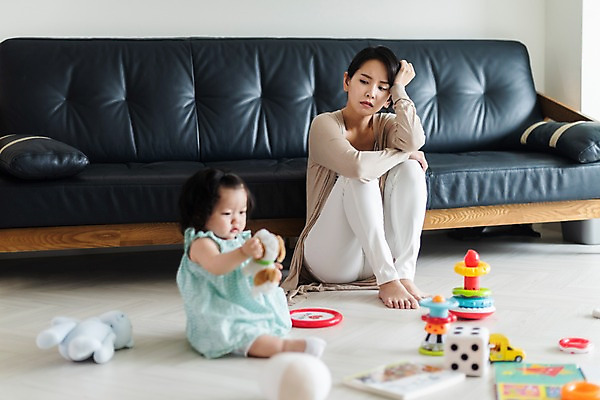 포토 JPG 전신 응시 여자 인형 거실 가족 모녀 실내 사람 앉기 성인 두명 앞모습 옆모습 책 30대 소파 장난감 기댐 한국인 육아 아기 잡기 주부 육아라이프 놀기 시무룩 힘듦 여자만 싱글맘 국내포토 라이프스타일 시선 딸 뷰포인트 컨셉 의자 관계 모션 엄마 표정 동양인 내부 장년 파일형식