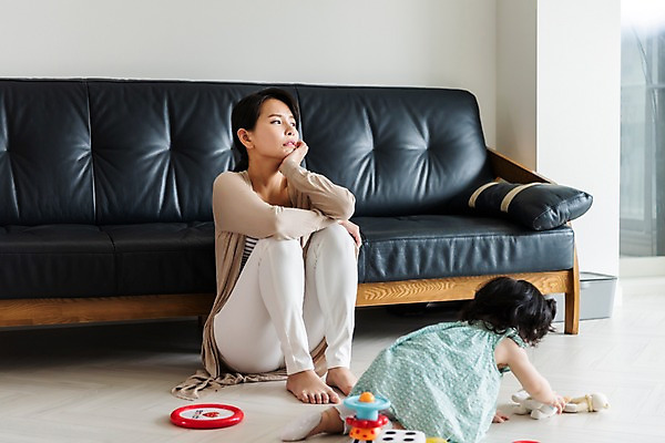 포토 JPG 전신 응시 여자 인형 거실 가족 모녀 실내 사람 앉기 성인 두명 앞모습 옆모습 30대 소파 장난감 기댐 턱괴기 한국인 육아 아기 잡기 주부 육아라이프 기어가기 시무룩 힘듦 여자만 싱글맘 국내포토 라이프스타일 시선 딸 뷰포인트 컨셉 의자 관계 모션 엄마 표정 동양인 내부 장년 파일형식