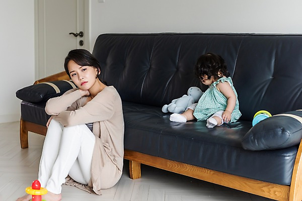 포토 JPG 전신 응시 여자 인형 쿠션 거실 가족 모녀 실내 사람 앉기 성인 두명 옆모습 30대 소파 장난감 한국인 육아 아기 주부 육아라이프 시무룩 힘듦 여자만 싱글맘 한부모가족 국내포토 라이프스타일 시선 딸 뷰포인트 컨셉 의자 관계 모션 엄마 표정 동양인 내부 장년 파일형식