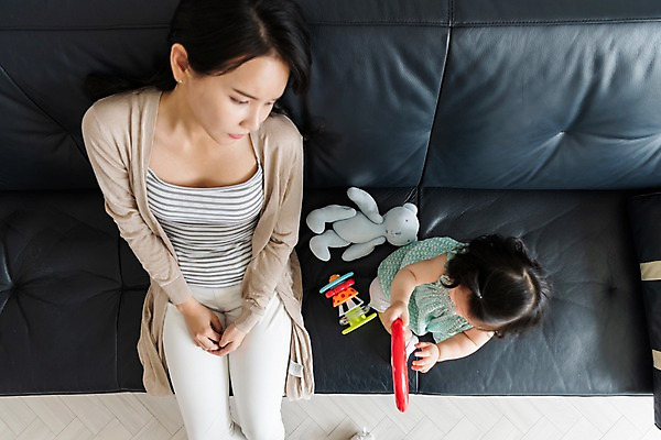 포토 JPG 응시 여자 인형 거실 가족 모녀 실내 피곤 들기 사람 앉기 상반신 성인 두명 앞모습 30대 소파 하이앵글 장난감 한국인 육아 아기 주부 육아라이프 시무룩 혼자 힘듦 여자만 싱글맘 한부모가족 국내포토 라이프스타일 시선 딸 뷰포인트 컨셉 의자 관계 모션 엄마 표정 동양인 내부 장년 파일형식