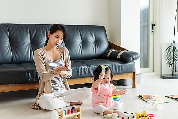 포토 JPG 전신 응시 여자 거실 가족 놀이 모녀 실내 사람 앉기 성인 두명 앞모습 옆모습 책 30대 소파 장난감 손들기 한국인 육아 아기 찡그림 젖병 주부 육아라이프 힘듦 여자만 손목통증 싱글맘 한부모가족 국내포토 라이프스타일 시선 딸 뷰포인트 컨셉 의자 관계 모션 엄마 표정 동양인 내부 장년 고통 아기용품 파일형식