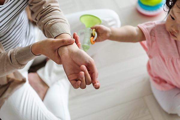 포토 JPG 전신 응시 여자 거실 가족 모녀 실내 사람 앉기 근접촬영 성인 두명 앞모습 옆모습 신체부위 30대 장난감 손들기 한국인 육아 양손 하반신 아기 잡기 손목 주부 육아라이프 여자만 손목통증 싱글맘 한부모가족 국내포토 라이프스타일 손 시선 딸 뷰포인트 관계 모션 엄마 동양인 내부 장년 고통 파일형식