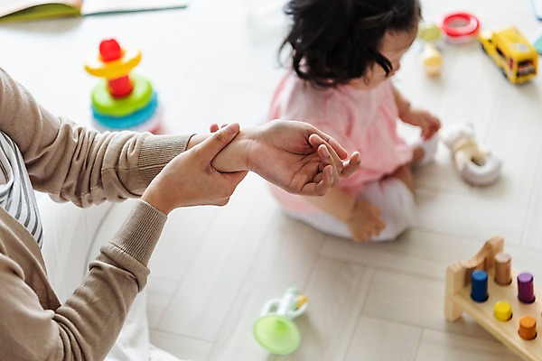 포토 JPG 전신 여자 거실 가족 모녀 실내 사람 앉기 근접촬영 상반신 성인 두명 옆모습 신체부위 30대 장난감 한국인 육아 양손 아기 잡기 손목 주부 육아라이프 놀기 힘듦 여자만 손목통증 싱글맘 한부모가족 국내포토 라이프스타일 손 딸 뷰포인트 컨셉 관계 모션 엄마 동양인 내부 장년 고통 파일형식