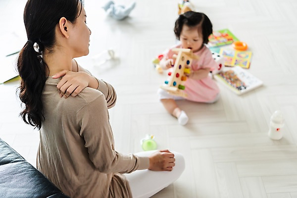 포토 JPG 전신 응시 여자 인형 거실 가족 모녀 실내 들기 사람 앉기 성인 두명 앞모습 옆모습 책 30대 소파 장난감 한국인 육아 아기 젖병 주부 육아라이프 놀기 어깨통증 힘듦 여자만 싱글맘 한부모가족 국내포토 라이프스타일 시선 딸 뷰포인트 컨셉 의자 관계 모션 엄마 동양인 내부 장년 아기용품 질병 파일형식