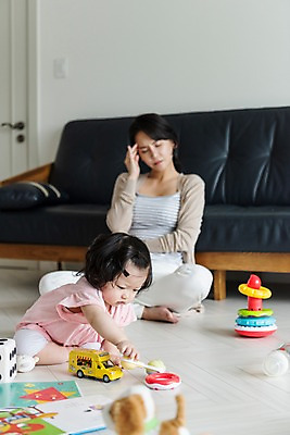 포토 JPG 전신 응시 여자 인형 거실 가족 모녀 실내 피곤 사람 앉기 성인 두명 앞모습 옆모습 책 30대 소파 장난감 눈감음 기댐 한국인 육아 아기 잡기 찡그림 주부 두통 딸랑이 육아라이프 놀기 힘듦 여자만 싱글맘 한부모가족 국내포토 라이프스타일 시선 딸 뷰포인트 컨셉 의자 관계 모션 엄마 표정 동양인 내부 장년 아기용품 질병 파일형식