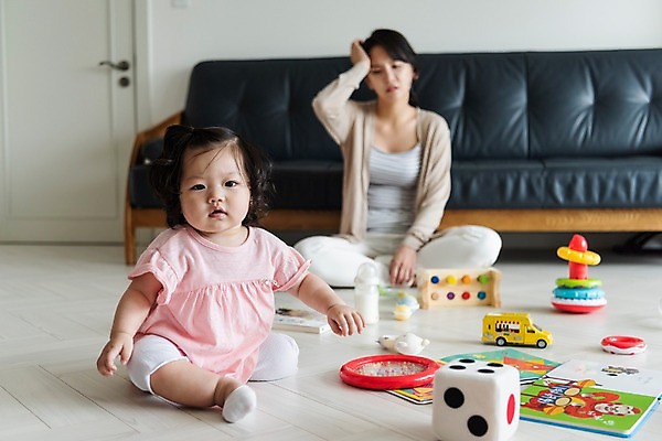 포토 JPG 전신 응시 여자 인형 거실 가족 모녀 실내 사람 앉기 성인 두명 앞모습 책 30대 소파 장난감 문 한국인 육아 아기 젖병 주부 두통 육아라이프 놀기 힘듦 여자만 싱글맘 한부모가족 국내포토 라이프스타일 시선 딸 뷰포인트 컨셉 의자 관계 모션 엄마 동양인 내부 장년 아기용품 질병 파일형식