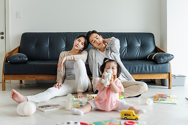 포토 JPG 전신 부부 응시 여자 남자 딸 인형 거실 가족 엄마 실내 피곤 사람 앉기 성인 앞모습 책 세명 30대 부모 소파 장난감 눈감음 기댐 한국인 육아 아기 아빠 젖병 핵가족 주부 육아라이프 놀기 목통증 힘듦 머리맞대기 남성육아휴직 육아대디 국내포토 라이프스타일 커플 시선 뷰포인트 컨셉 의자 관계 모션 동양인 내부 장년 고통 아기용품 파일형식 육아휴직