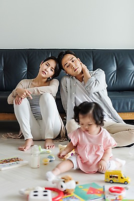 포토 JPG 전신 부부 응시 여자 남자 딸 인형 가족 엄마 실내 피곤 사람 앉기 성인 앞모습 책 세명 30대 부모 소파 장난감 기댐 한국인 육아 아기 아빠 젖병 핵가족 주부 육아라이프 놀기 힘듦 남성육아휴직 육아대디 국내포토 라이프스타일 커플 시선 뷰포인트 컨셉 의자 관계 모션 동양인 내부 장년 아기용품 파일형식 육아휴직