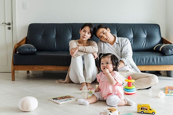 포토 JPG 전신 부부 응시 여자 남자 딸 거실 가족 엄마 실내 피곤 사람 앉기 성인 앞모습 옆모습 책 세명 30대 부모 소파 장난감 기댐 한국인 육아 아기 아빠 젖병 핵가족 주부 육아라이프 놀기 힘듦 남성육아휴직 육아대디 국내포토 라이프스타일 커플 시선 뷰포인트 컨셉 의자 관계 모션 동양인 내부 장년 아기용품 파일형식 육아휴직