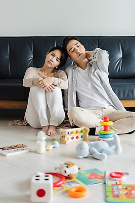 포토 JPG 전신 부부 여자 남자 인형 가사 거실 실내 피곤 사람 앉기 성인 두명 앞모습 책 30대 소파 장난감 기댐 한국인 육아 육아라이프 목통증 힘듦 성인만 머리맞대기 남성육아휴직 육아대디 국내포토 라이프스타일 커플 뷰포인트 컨셉 의자 모션 동양인 내부 장년 고통 아빠 파일형식 육아휴직