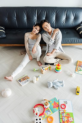 포토 JPG 전신 부부 여자 남자 인형 가사 거실 실내 피곤 사람 앉기 성인 두명 앞모습 책 30대 소파 장난감 기댐 한국인 육아 찡그림 젖병 육아라이프 어깨통증 힘듦 성인만 머리맞대기 남성육아휴직 육아대디 국내포토 라이프스타일 커플 뷰포인트 컨셉 의자 모션 표정 동양인 내부 장년 아기용품 아빠 질병 파일형식 육아휴직