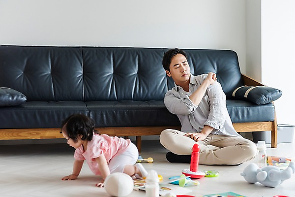 포토 JPG 전신 여자 남자 딸 인형 거실 가족 실내 사람 앉기 성인 두명 앞모습 옆모습 책 30대 소파 장난감 눈감음 기댐 한국인 육아 아기 아빠 젖병 육아라이프 기어가기 놀기 어깨통증 힘듦 부녀 남성육아휴직 육아대디 싱글대디 한부모가족 국내포토 라이프스타일 뷰포인트 컨셉 의자 관계 모션 동양인 내부 장년 아기용품 질병 파일형식 육아휴직