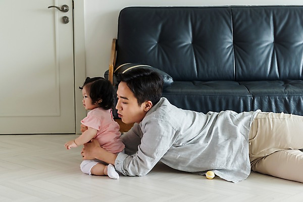 포토 JPG 전신 응시 여자 남자 딸 거실 가족 실내 피곤 사람 앉기 상반신 성인 두명 옆모습 30대 소파 눕기 한국인 육아 아기 잡기 아빠 육아라이프 놀기 힘듦 부녀 남성육아휴직 육아대디 싱글대디 한부모가족 국내포토 라이프스타일 시선 뷰포인트 컨셉 의자 관계 모션 동양인 내부 장년 파일형식 육아휴직