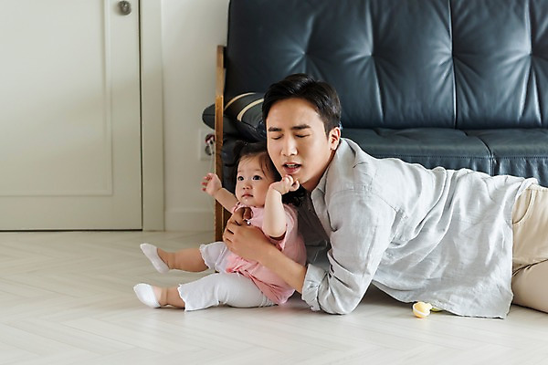 포토 JPG 응시 여자 남자 딸 거실 가족 안기 실내 피곤 사람 앉기 상반신 성인 두명 옆모습 30대 소파 눕기 눈감음 한국인 육아 아기 잡기 아빠 턱 육아라이프 놀기 힘듦 부녀 남성육아휴직 육아대디 싱글대디 한부모가족 국내포토 라이프스타일 시선 뷰포인트 컨셉 의자 관계 모션 동양인 내부 장년 파일형식 육아휴직