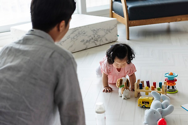 포토 JPG 응시 여자 남자 딸 인형 거실 가족 실내 사람 앉기 상반신 성인 두명 앞모습 뒷모습 30대 소파 장난감 한국인 육아 아기 아빠 젖병 육아라이프 기어가기 놀기 부녀 남성육아휴직 육아대디 싱글대디 한부모가족 국내포토 라이프스타일 시선 뷰포인트 의자 관계 모션 동양인 내부 장년 아기용품 파일형식 육아휴직