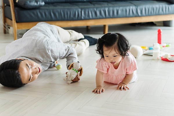 포토 JPG 전신 응시 여자 남자 딸 인형 거실 가족 실내 사람 상반신 성인 두명 앞모습 옆모습 30대 소파 눕기 장난감 한국인 육아 아기 아빠 젖병 육아라이프 기어가기 놀기 힘듦 부녀 남성육아휴직 육아대디 싱글대디 한부모가족 국내포토 라이프스타일 시선 뷰포인트 컨셉 의자 관계 모션 동양인 내부 장년 아기용품 파일형식 육아휴직