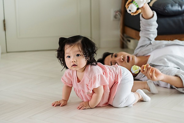 포토 JPG 전신 응시 여자 남자 딸 인형 가족 실내 피곤 사람 상반신 성인 두명 옆모습 30대 소파 눕기 장난감 한국인 육아 아기 아빠 딸랑이 육아라이프 기어가기 놀기 힘듦 부녀 남성육아휴직 육아대디 싱글대디 한부모가족 국내포토 라이프스타일 시선 뷰포인트 컨셉 의자 관계 모션 동양인 내부 장년 아기용품 파일형식 육아휴직