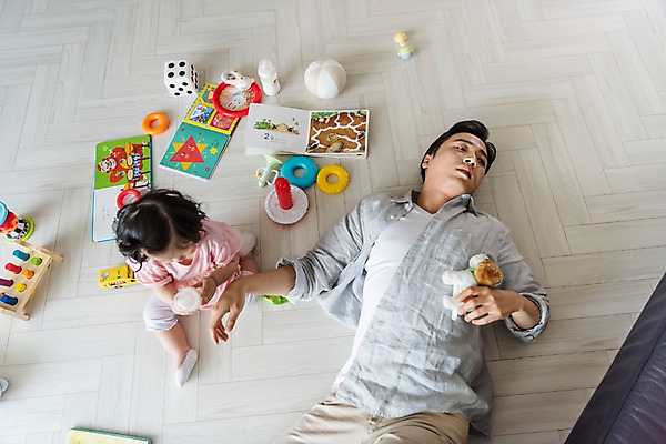 포토 JPG 전신 응시 여자 남자 딸 인형 거실 가족 실내 피곤 사람 앉기 상반신 성인 두명 앞모습 책 30대 하이앵글 눕기 장난감 한국인 육아 아기 아빠 육아라이프 놀기 힘듦 부녀 남성육아휴직 육아대디 싱글대디 한부모가족 국내포토 라이프스타일 시선 뷰포인트 컨셉 관계 모션 동양인 내부 장년 파일형식 육아휴직