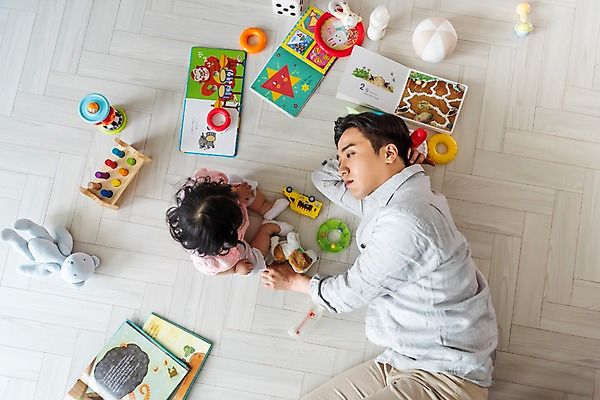 포토 JPG 응시 여자 남자 딸 인형 거실 가족 실내 피곤 사람 앉기 상반신 성인 두명 옆모습 책 30대 하이앵글 눕기 장난감 한국인 육아 아기 아빠 팔베개 육아라이프 놀기 힘듦 부녀 남성육아휴직 육아대디 싱글대디 한부모가족 국내포토 라이프스타일 시선 뷰포인트 컨셉 관계 모션 동양인 내부 장년 파일형식 육아휴직