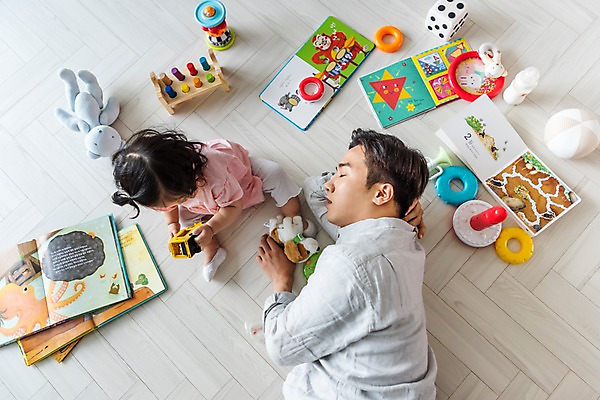 포토 JPG 전신 여자 남자 딸 인형 거실 가족 실내 피곤 사람 상반신 성인 두명 앞모습 옆모습 책 30대 하이앵글 눕기 장난감 한국인 육아 아기 잠 아빠 육아라이프 놀기 힘듦 부녀 남성육아휴직 육아대디 싱글대디 한부모가족 국내포토 라이프스타일 뷰포인트 컨셉 관계 모션 동양인 내부 장년 파일형식 육아휴직