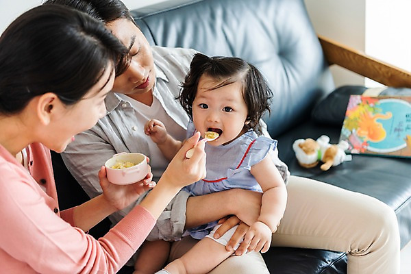 포토 JPG 부부 응시 여자 남자 딸 거실 가족 안기 엄마 실내 입벌림 사람 앉기 상반신 성인 옆모습 책 세명 30대 부모 소파 장난감 숟가락 한국인 육아 아기 아빠 먹여주기 핵가족 주부 밥그릇 이유식 육아라이프 남성육아휴직 육아대디 국내포토 라이프스타일 그릇 커플 시선 음식 뷰포인트 의자 관계 모션 수저 표정 동양인 내부 장년 먹기 파일형식 육아휴직