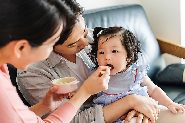 포토 JPG 부부 응시 여자 남자 딸 거실 가족 안기 엄마 실내 입벌림 미소 사람 앉기 상반신 성인 앞모습 옆모습 세명 30대 부모 소파 숟가락 한국인 육아 아기 아빠 먹여주기 핵가족 주부 밥그릇 이유식 육아라이프 남성육아휴직 육아대디 국내포토 라이프스타일 그릇 커플 시선 음식 뷰포인트 의자 관계 모션 수저 표정 동양인 내부 장년 먹기 파일형식 육아휴직 식기 가구 휴가 인종 생활 생활용품 오브젝트