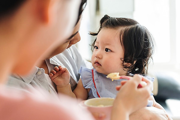 포토 JPG 부부 응시 여자 남자 딸 거실 가족 안기 엄마 실내 사람 앉기 상반신 성인 앞모습 옆모습 뒷모습 세명 30대 부모 소파 마주보기 숟가락 한국인 육아 아기 아빠 먹여주기 핵가족 주부 이유식 육아라이프 국내포토 라이프스타일 커플 시선 음식 뷰포인트 의자 관계 모션 수저 동양인 내부 장년 먹기 파일형식