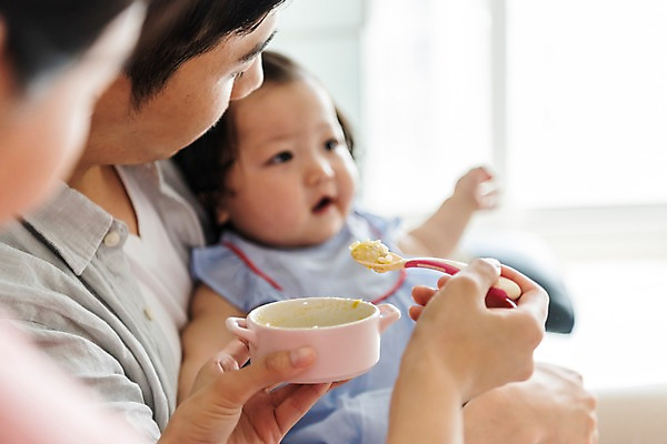 포토 JPG 부부 응시 여자 남자 딸 거실 가족 안기 엄마 실내 사람 앉기 근접촬영 상반신 성인 옆모습 세명 30대 부모 숟가락 한국인 육아 아기 아빠 먹여주기 핵가족 주부 밥그릇 이유식 육아라이프 남성육아휴직 육아대디 국내포토 라이프스타일 그릇 커플 시선 음식 뷰포인트 관계 모션 수저 동양인 내부 장년 먹기 파일형식 육아휴직 식기 휴가 인종 생활