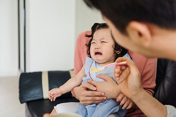포토 JPG 부부 응시 여자 남자 딸 가족 안기 엄마 실내 사람 앉기 상반신 성인 앞모습 뒷모습 세명 30대 부모 소파 숟가락 한국인 육아 아기 아빠 울음 먹여주기 핵가족 주부 이유식 육아라이프 국내포토 라이프스타일 커플 시선 음식 뷰포인트 의자 관계 모션 수저 표정 동양인 내부 장년 먹기 파일형식
