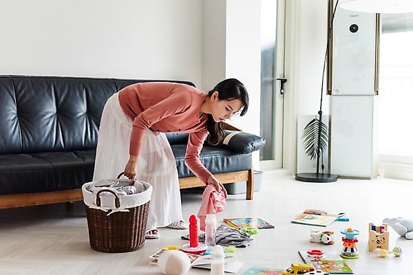 포토 JPG 전신 응시 여자 가사 거실 엄마 실내 한명 들기 사람 성인 옆모습 책 30대 소파 장난감 한국인 육아 젖병 빨래 청소 에어컨 주부 정리 육아라이프 빨래바구니 치우기 성인여자한명만 국내포토 1 라이프스타일 시선 뷰포인트 의자 가족 모션 동양인 내부 장년 바구니 아기용품 가전제품 여자한명만 성인여자만 파일형식