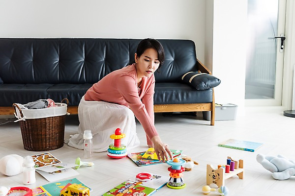 포토 JPG 전신 여자 인형 가사 거실 엄마 실내 한명 사람 앉기 성인 옆모습 30대 소파 장난감 한국인 육아 젖병 청소 주부 정리 육아라이프 빨래바구니 치우기 성인여자한명만 국내포토 1 라이프스타일 뷰포인트 의자 가족 모션 동양인 내부 장년 바구니 아기용품 빨래 여자한명만 성인여자만 파일형식