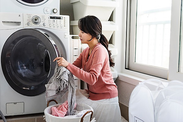 포토 JPG 응시 여자 가사 엄마 실내 한명 사람 앉기 상반신 성인 옆모습 30대 한국인 오픈 빨래 주부 넣기 드럼세탁기 빨래바구니 살림 세탁실 성인여자한명만 국내포토 1 시선 뷰포인트 가족 모션 동양인 내부 장년 바구니 세탁기 여자한명만 성인여자만 파일형식