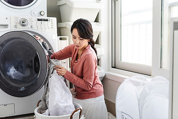 포토 JPG 응시 여자 가사 엄마 실내 한명 사람 앉기 상반신 성인 옆모습 30대 한국인 빨래 주부 드럼세탁기 빨래바구니 살림 세탁실 성인여자한명만 국내포토 1 시선 뷰포인트 가족 모션 동양인 내부 장년 바구니 세탁기 여자한명만 성인여자만 파일형식