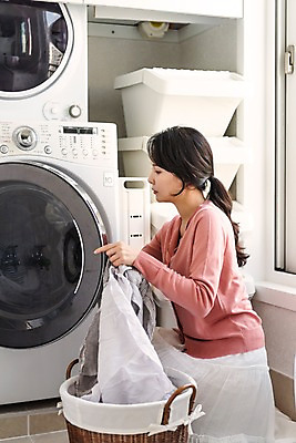 포토 JPG 전신 응시 여자 가사 엄마 실내 한명 사람 성인 옆모습 30대 한국인 빨래 주부 넣기 드럼세탁기 빨래바구니 살림 세탁실 성인여자한명만 국내포토 1 시선 뷰포인트 가족 모션 동양인 내부 장년 바구니 세탁기 여자한명만 성인여자만 파일형식