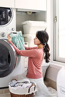 포토 JPG 전신 응시 여자 가사 엄마 실내 한명 들기 사람 성인 옆모습 30대 한국인 빨래 주부 유아복 드럼세탁기 빨래바구니 살림 세탁실 성인여자한명만 국내포토 1 시선 옷 뷰포인트 가족 모션 동양인 내부 장년 바구니 아기용품 세탁기 여자한명만 성인여자만 파일형식