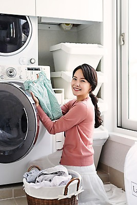 포토 JPG 전신 응시 여자 가사 창문 엄마 실내 한명 미소 사람 앉기 성인 옆모습 30대 한국인 빨래 주부 유아복 드럼세탁기 빨래바구니 살림 세탁실 성인여자한명만 국내포토 1 시선 옷 뷰포인트 가족 모션 표정 동양인 내부 장년 바구니 아기용품 세탁기 여자한명만 성인여자만 파일형식