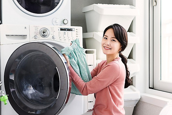 포토 JPG 응시 여자 가사 창문 엄마 실내 한명 미소 사람 상반신 성인 옆모습 30대 한국인 빨래 주부 유아복 드럼세탁기 살림 세탁실 성인여자한명만 국내포토 1 시선 옷 뷰포인트 가족 표정 동양인 내부 장년 아기용품 세탁기 여자한명만 성인여자만 파일형식