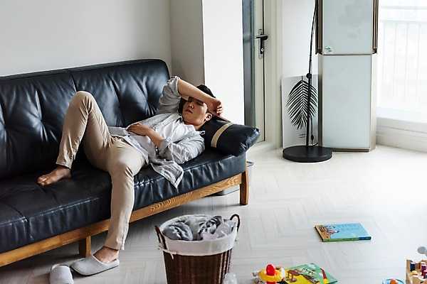 포토 JPG 전신 남자 가사 거실 슬리퍼 실내 피곤 한명 사람 성인 옆모습 책 30대 소파 눕기 장난감 한국인 육아 잠 아빠 육아라이프 빨래바구니 힘듦 성인남자한명만 남성육아휴직 육아대디 국내포토 1 라이프스타일 뷰포인트 신발 컨셉 의자 가족 모션 동양인 내부 장년 바구니 빨래 남자한명만 성인남자만 파일형식 육아휴직