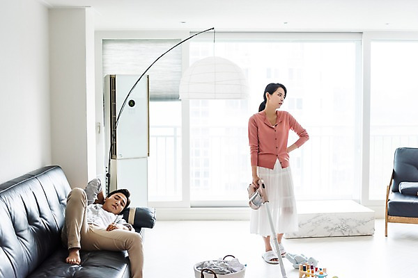 포토 JPG 전신 부부 여자 남자 허리손 가사 거실 전등 실내 서기 사람 성인 두명 앞모습 30대 소파 눕기 장난감 한국인 분노 잠 편안함 청소 주부 청소기 팔베개 빨래바구니 살림 힘듦 성인만 국내포토 커플 감정 뷰포인트 포즈 컨셉 의자 모션 조명 동양인 내부 장년 전자제품 바구니 감각 빨래 청소도구 파일형식